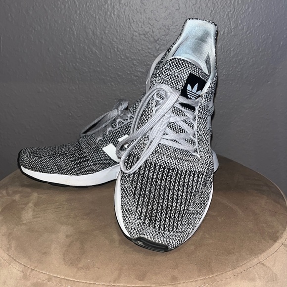 Adidas black and white tennis shoes - Picture 1 of 3